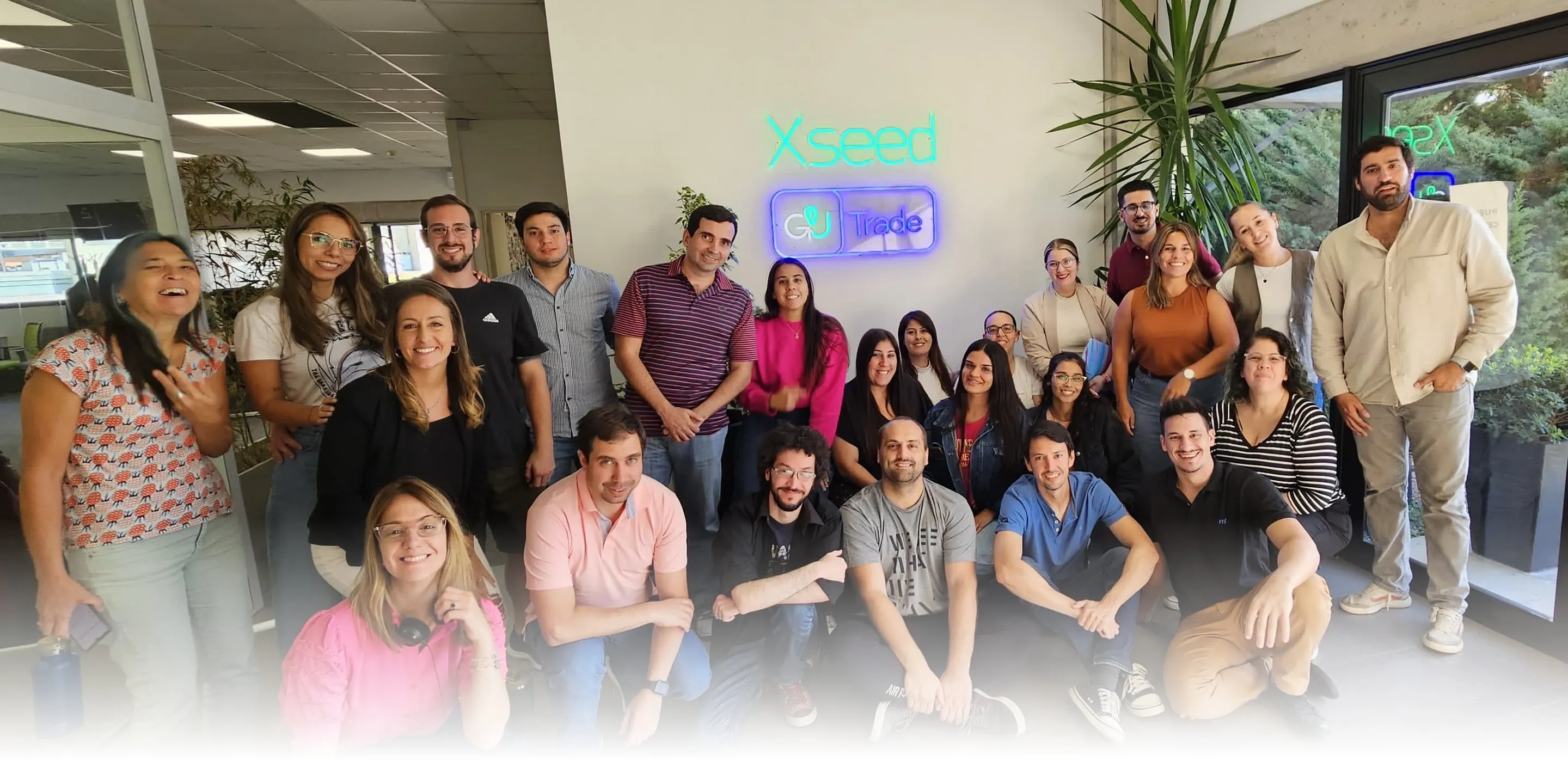 El equipo de GU Trade reunido en la oficina